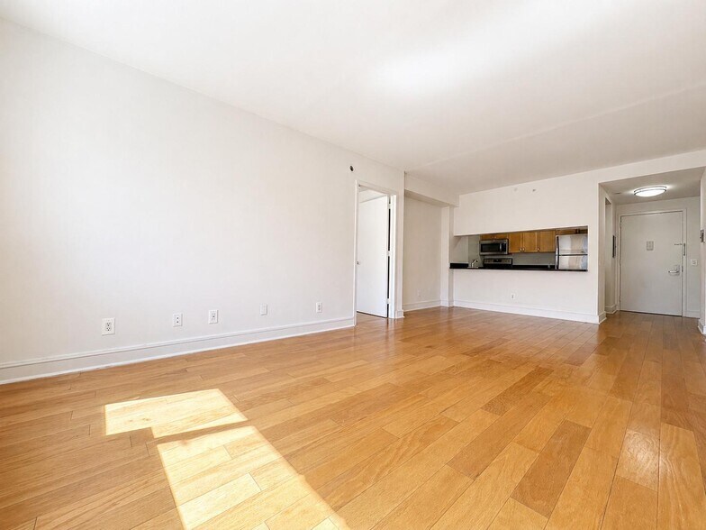 Building Photo - 323 W 96th St