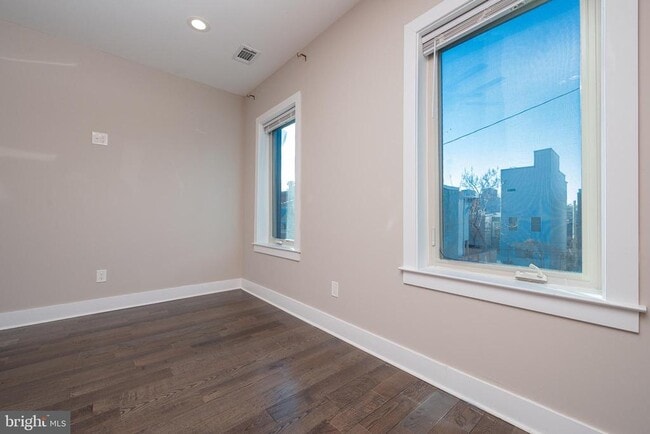 Building Photo - 1443 N Hollywood St