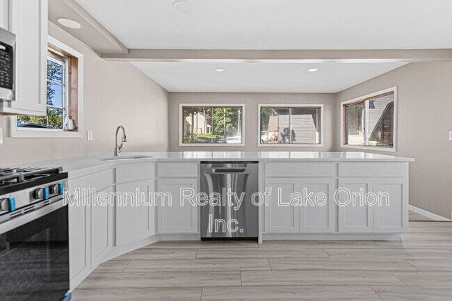 Building Photo - 391 Shady Oaks St
