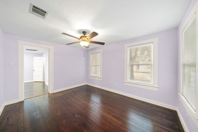 Building Photo - 115 Amundsen St
