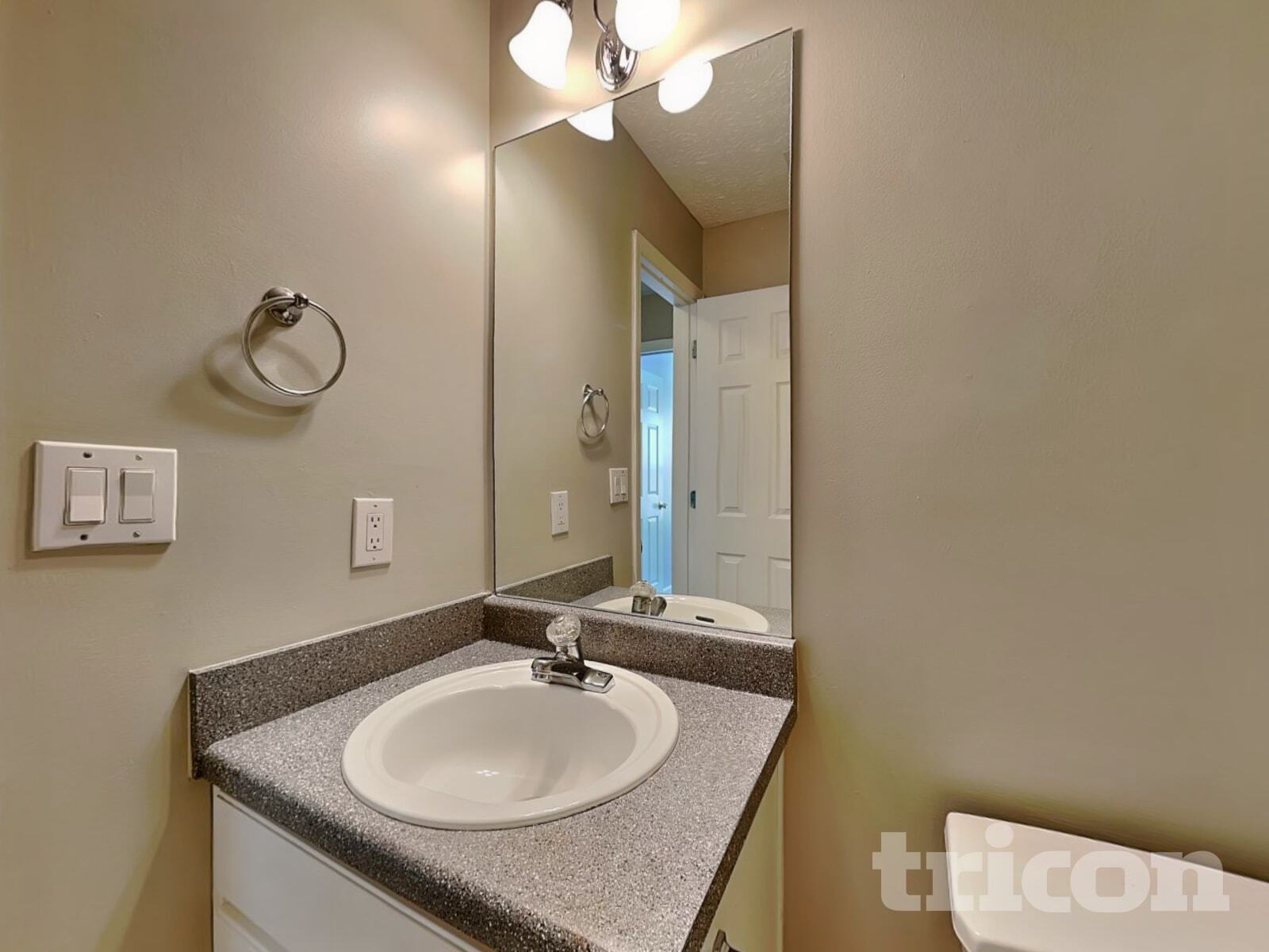 Building Photo - 2051 Meadowglen Ln