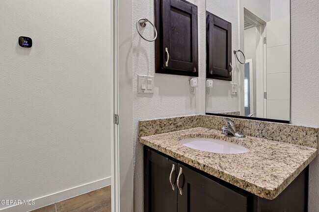 Building Photo - 308 S Manzanita Dr