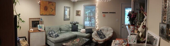 Building Photo - 3 bedroom house 5 person occupancy Availab...