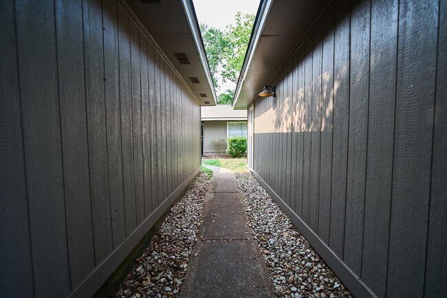 Building Photo - 923 Kenforest Dr