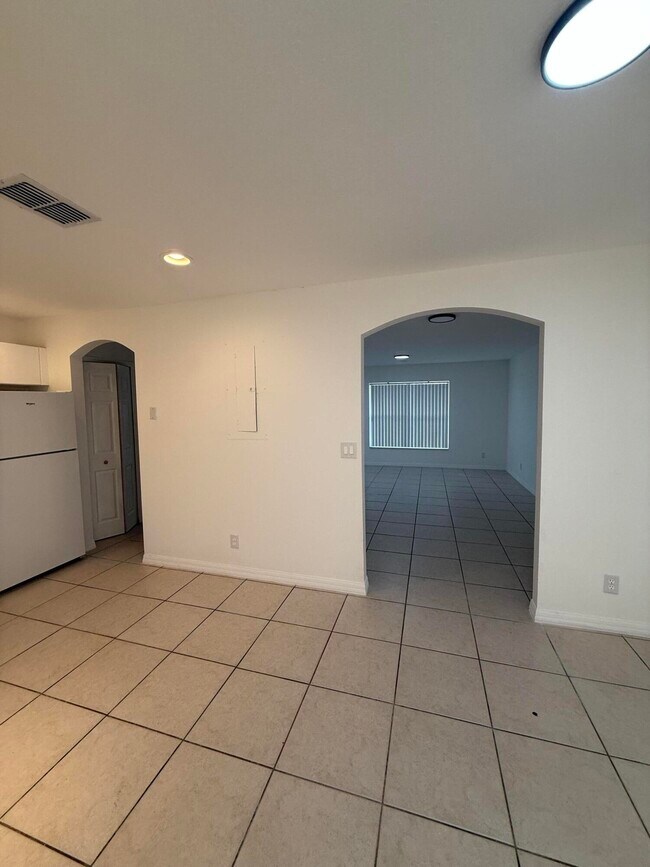 Building Photo - 1215 Hyacinth Pl