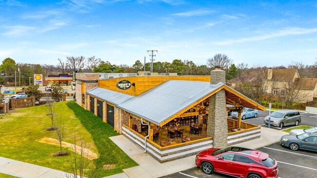 Building Photo - Beautifully maintained 3-bedroom, 2-bath townhome in Nashville’s highly desirable Lennox Village