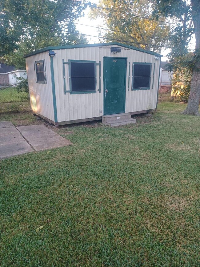 Building Photo - 904 Wisconsin St