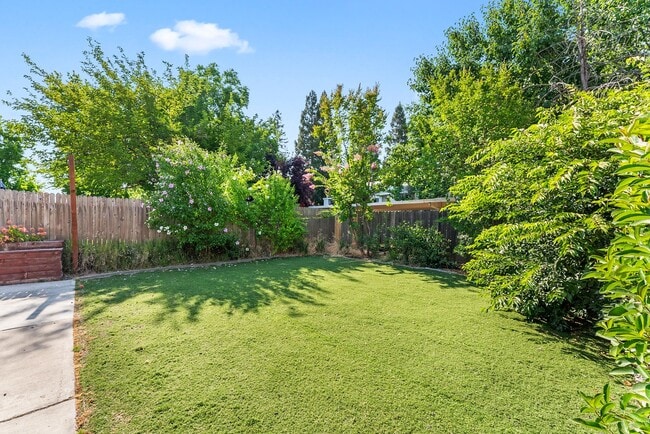 Building Photo - Charming 2 Bedroom 2 Bath Duplex