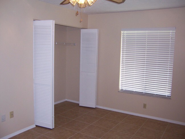 Building Photo - 2163 SE Shelter Dr