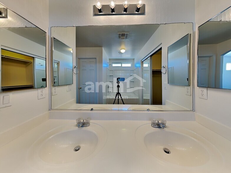 Building Photo - 22377 W Solano Dr