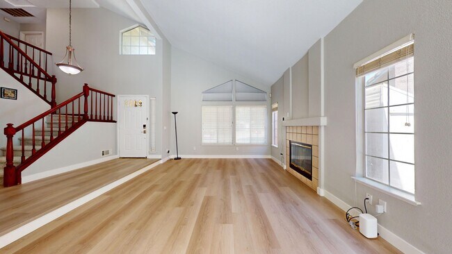 Building Photo - 490 Silvertail Pl