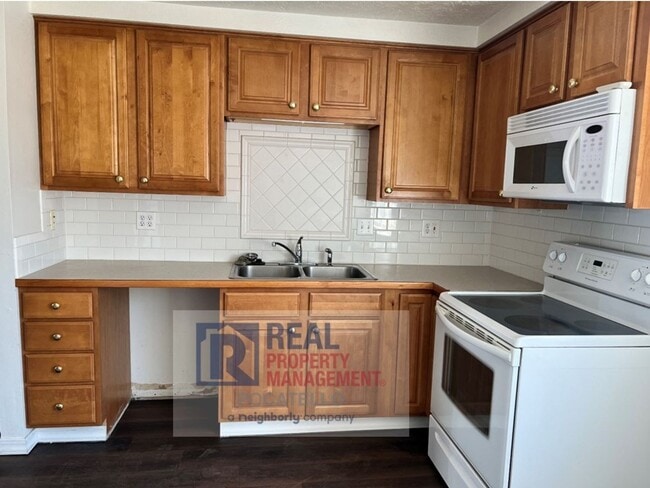 Building Photo - 2 bedroom 1 bath duplex - Single car garage