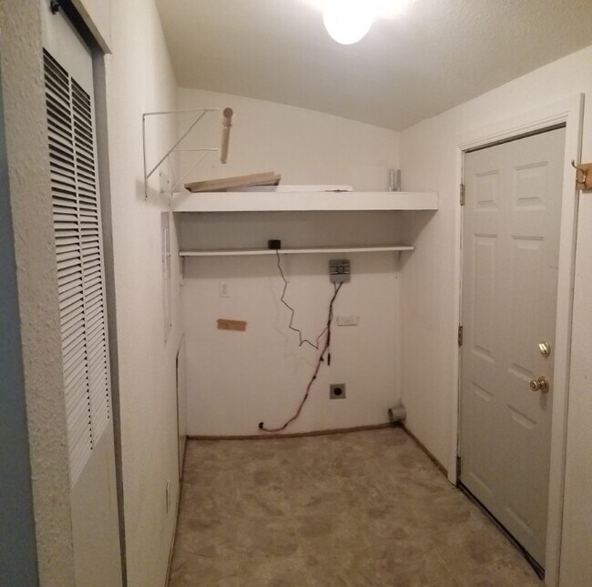 Building Photo - 3 bed, 2 bath home in Hibbard