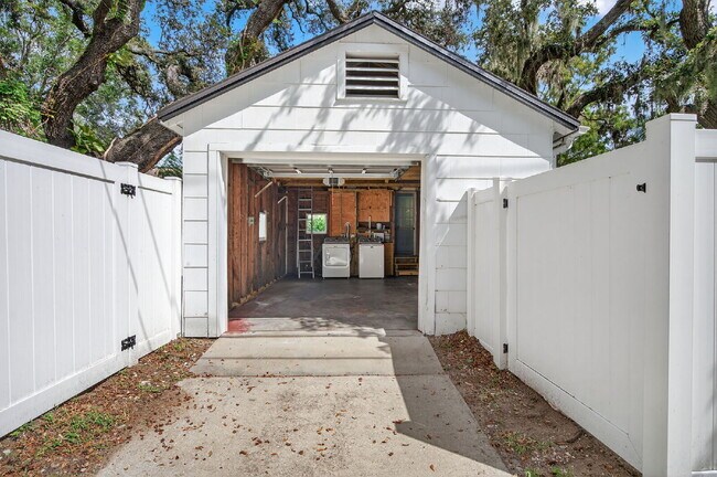 Building Photo - Fully Renovated 3 bedroom St. Pete Home | ...