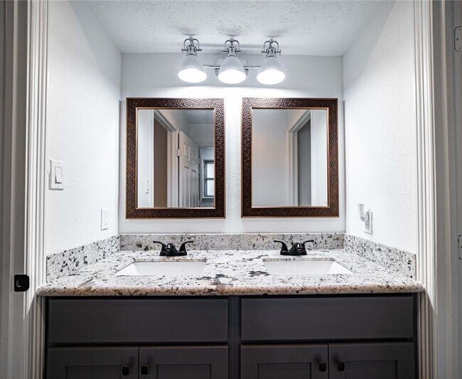 Building Photo - Newly Renovated 4-bedroom Home Inside the ...