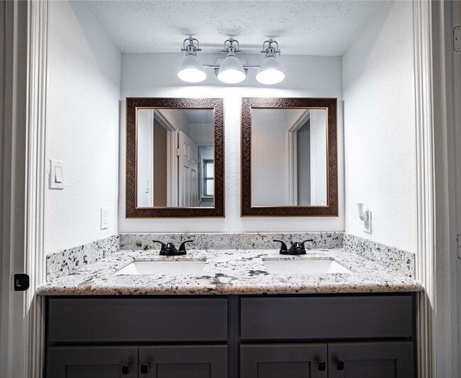 Building Photo - Newly Renovated 4-bedroom Home Inside the Loop