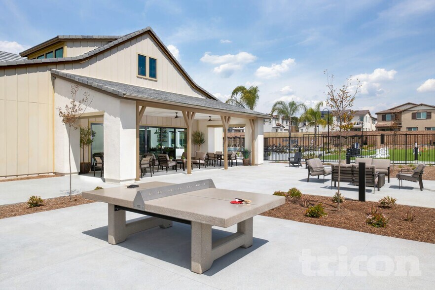 Building Photo - 31598 Dwight Dr