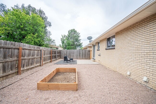 Building Photo - Charming Fully Remodeled 2 Bedroom, 1 Bath Duplex