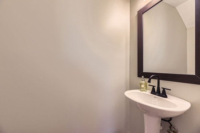 Building Photo - 5855 Monroe Crossing