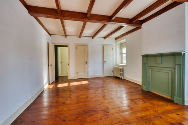 Building Photo - Beautiful 4 Bedroom Farm House