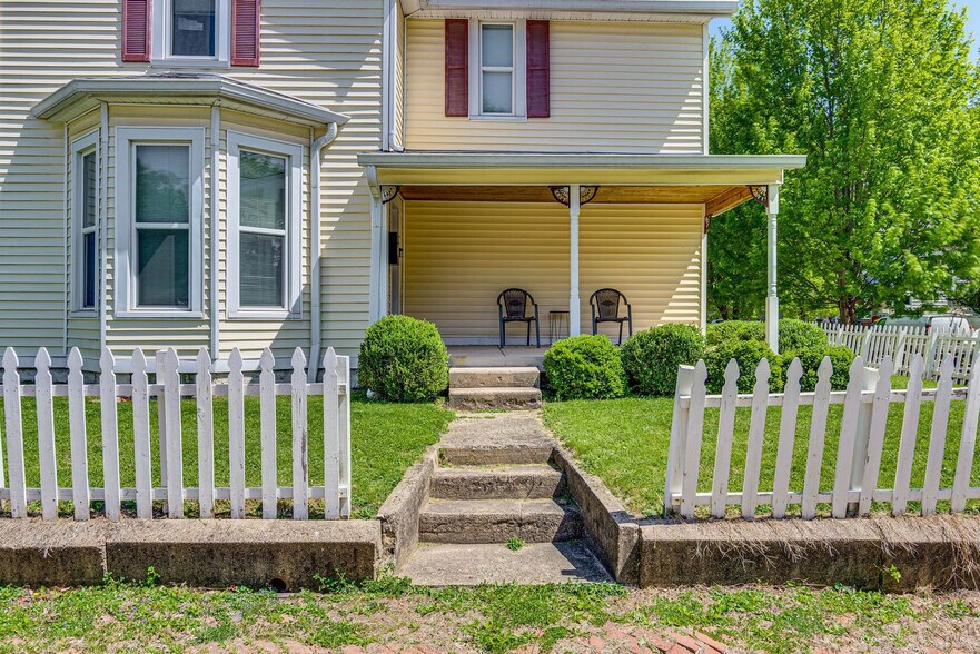 Building Photo - 1448 Maple Ave