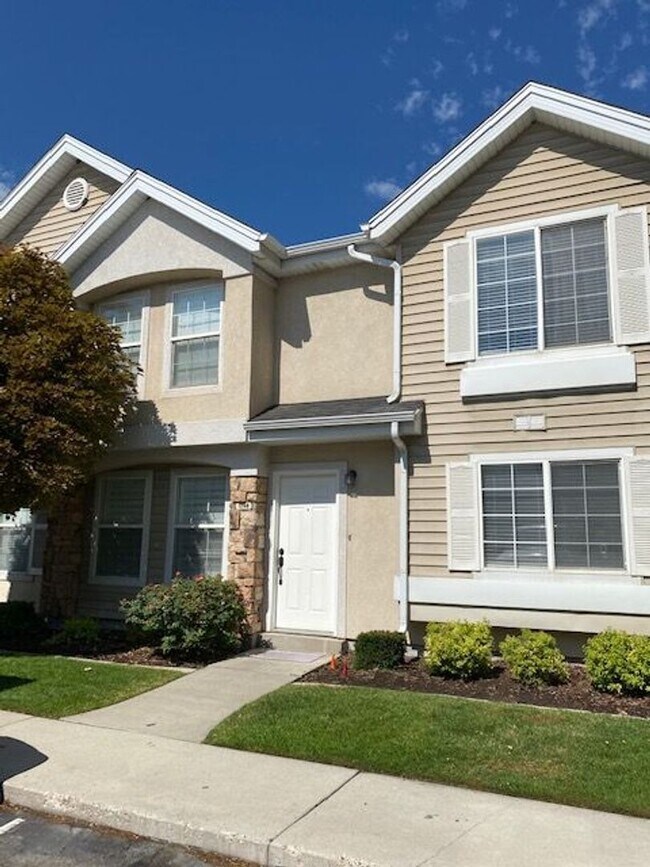Building Photo - Come take a look at this spacious Rental