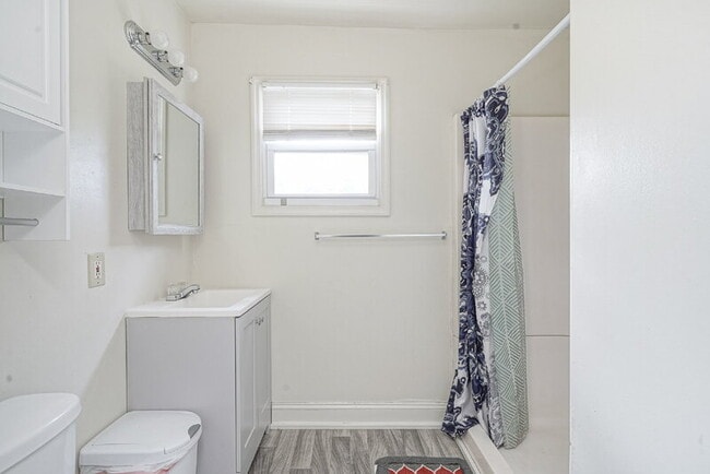 Building Photo - 121 Oak St