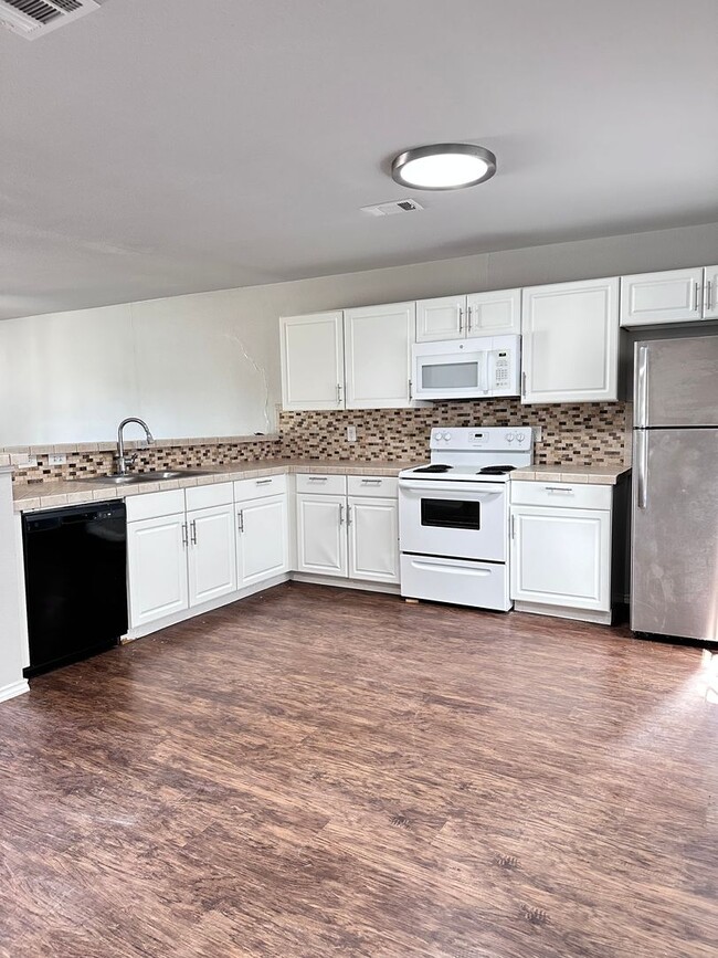 Building Photo - Eastside Townwhome - River Crossing - Down...