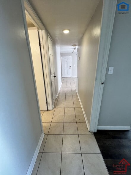 Building Photo - 915 S Seminole Dr