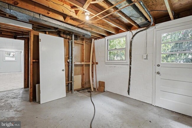 Building Photo - 604 Yeonas Dr SW