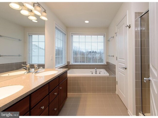 Building Photo - 256 Hudson Dr