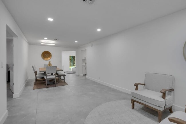 Building Photo - 604 SE 4th Ave