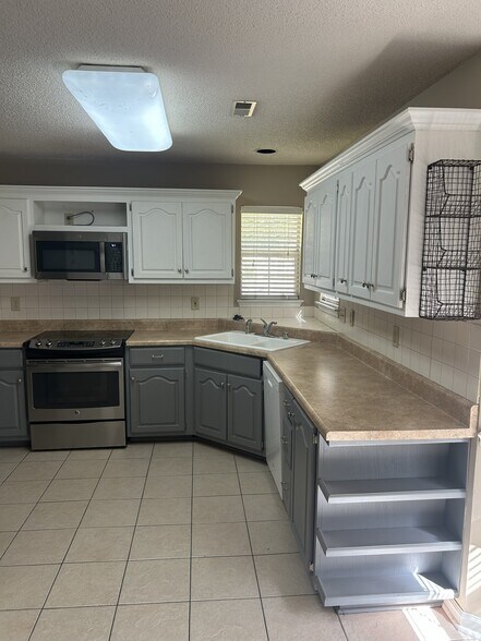Building Photo - 103 Bell Rosa Ct