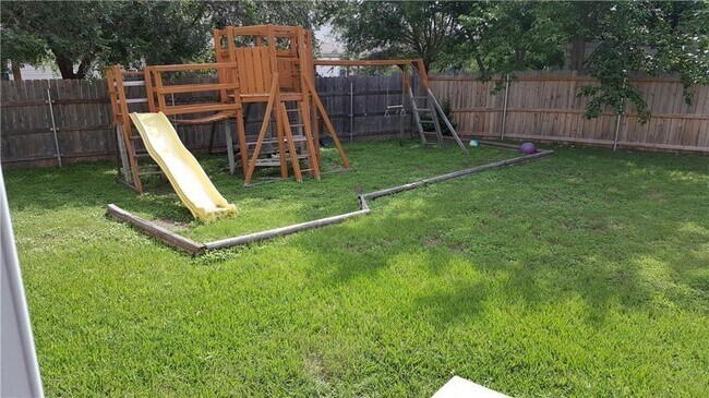 Building Photo - 104 N Treasure Oaks Dr