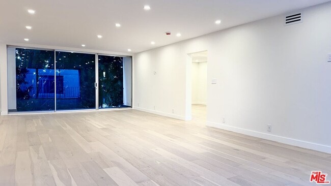 Building Photo - 414 N Palm Dr