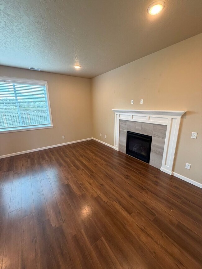 Building Photo - Must See 4 Bedroom!