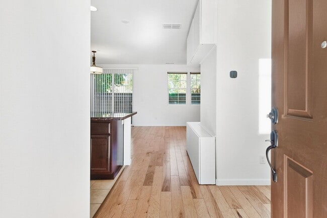 Building Photo - Impeccable 3 bedroom house in Davis Mace Ranch