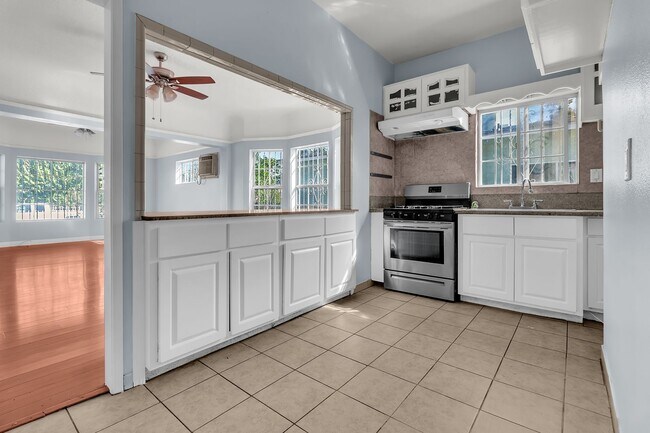 Building Photo - 640 E 54th St