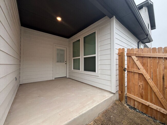 Building Photo - Want luxury living in the Far West ...Look no further...Amanda Park is it