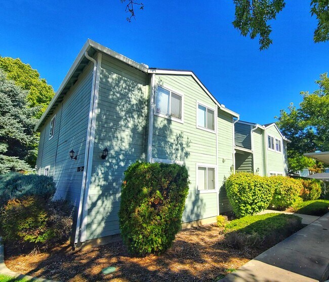 Building Photo - Perfect 3 bed 2 bath with gas Fireplace