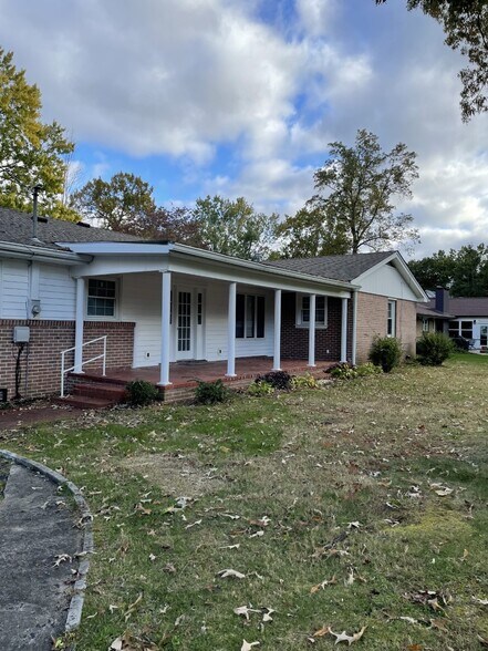 Building Photo - 1030 N Maple Ave