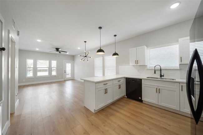 Building Photo - 402 E 37th St