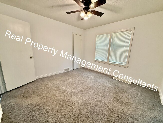 Building Photo - 2 Bedroom Classic Ranch