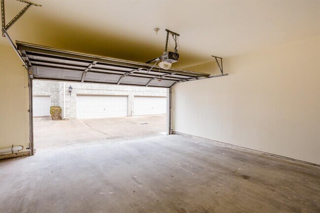 2 Car Garage - 3780 Tanglewilde St