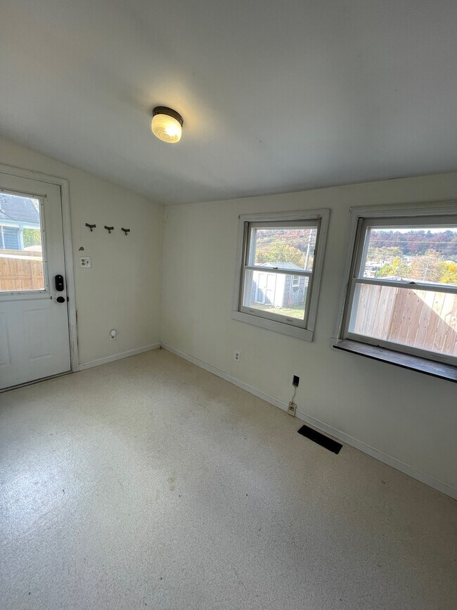 Building Photo - 1947 Emoriland Blvd