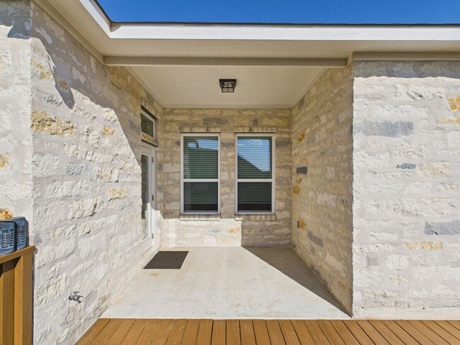 Building Photo - Stunning Home