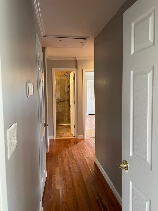 Building Photo - Cheerful 3 Bedroom 2 Bathroom With Office And Spacious Fenced Yard In Beautiful Pimmit Hills