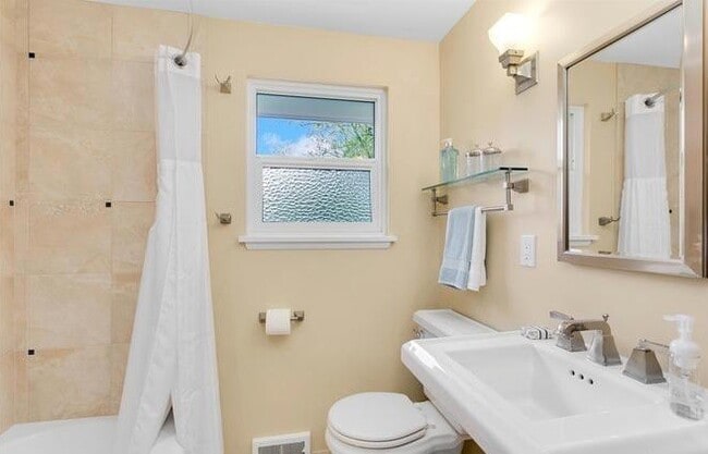 Building Photo - Laurelhurst Home