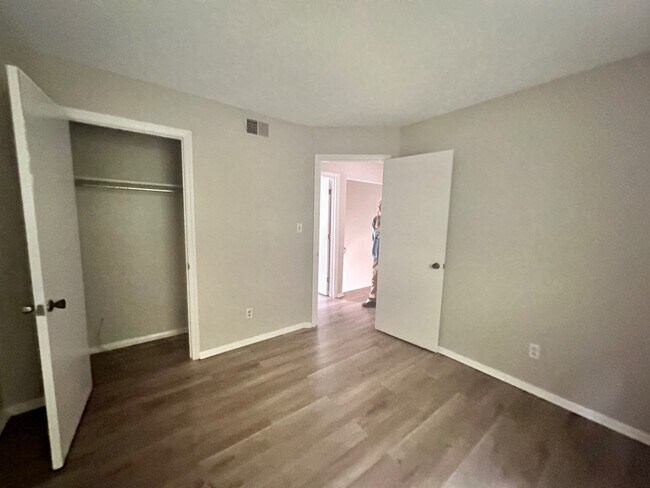Building Photo - 1462 Sherwood Dr