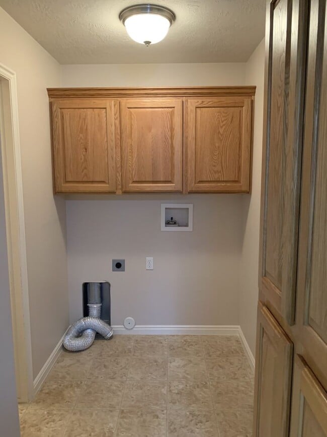 Building Photo - Skyhawk 3 bedroom 2.5 bath with a single car garage